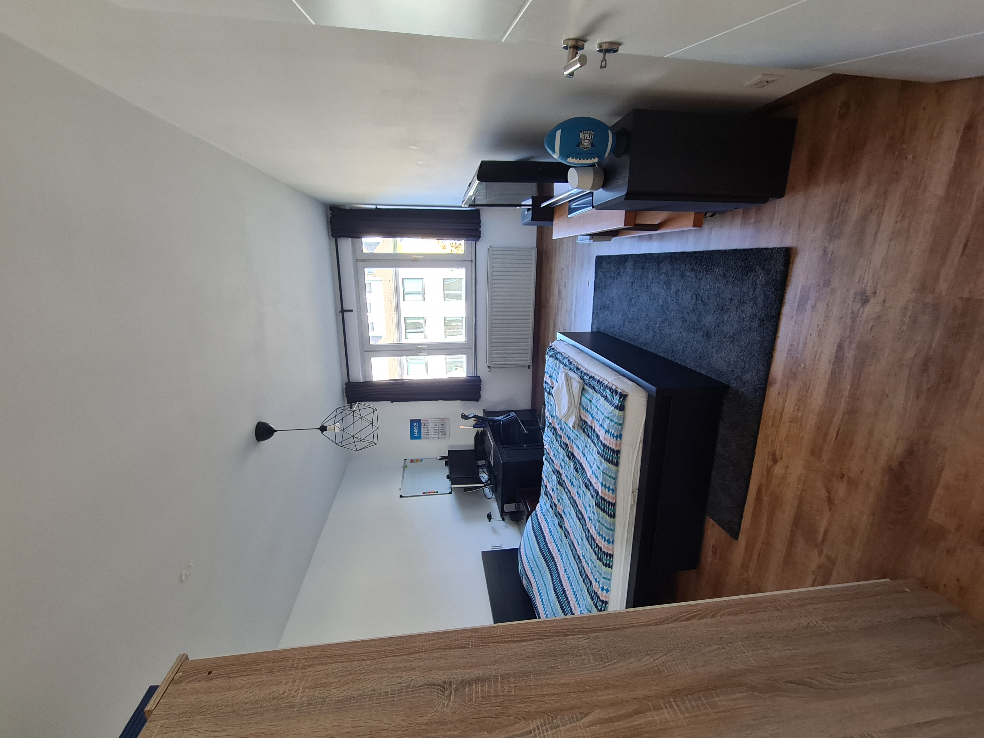 Wohnzimmer mit Sofa und Balkon